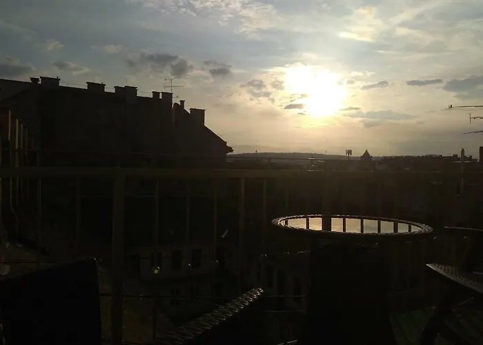 Broadway Center Rooftop View Apartment